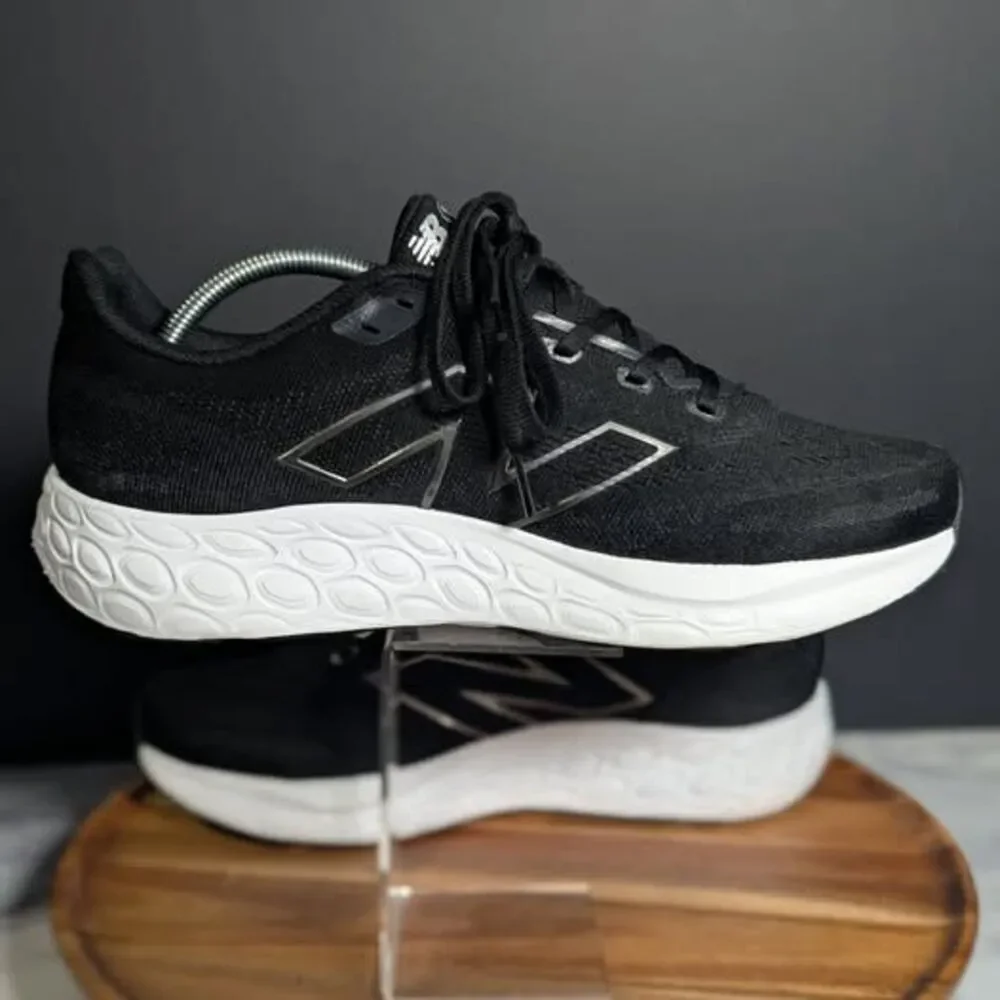 New balance M680 Black White Size 10.5 Men